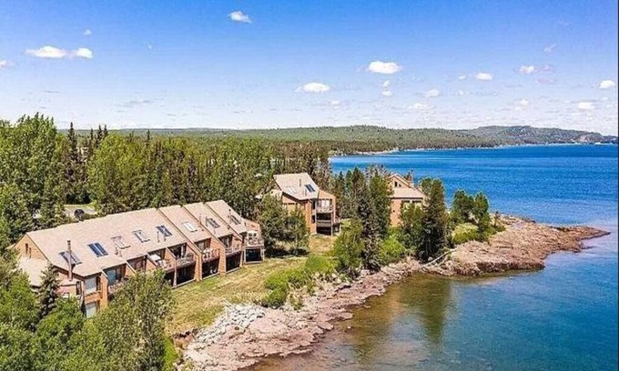 Two Harbors Casa | Come experience the panoramic majesty & serenity of Lake Superior!