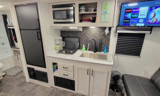 Woodford Park Casa | Come Glamping in this luxurious 2022 RV in DT FT MYERS, Very Private Space!