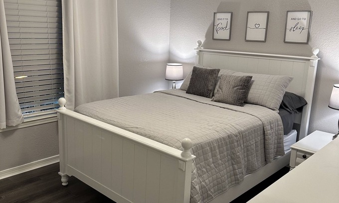 Northeast Pensacola Casa | Come relax at Kozy on Kipling. Close to shopping, eats, hospital,university, i10