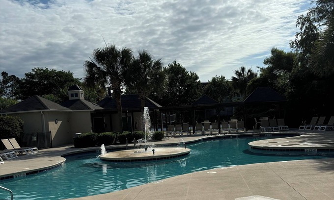 Vaught Condominio | Come Relax at the Pool and Explore Myrtle Beach!
