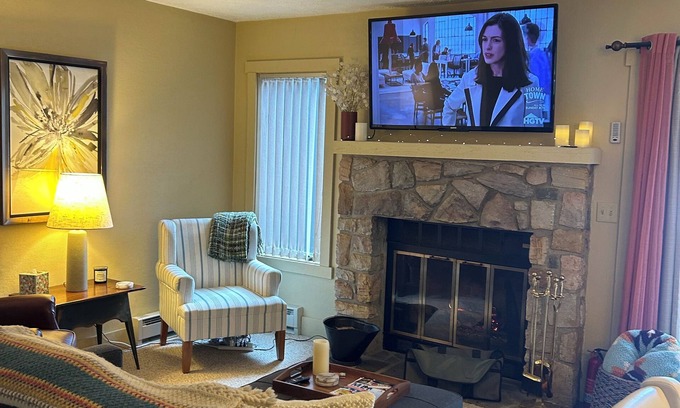 White Haven Casa | Come relax by the fireplace and enjoy skiing or a walk in the forest by the lake