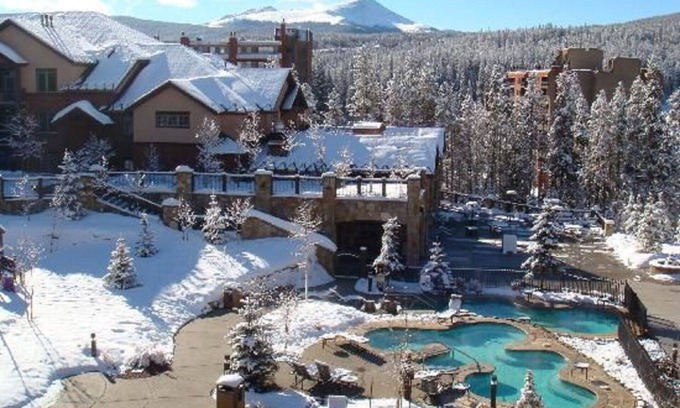 Four O'Clock Complejo | Ven a pasar un Año Nuevo mágico en el Grand Timber Lodge