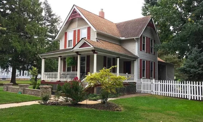Vermilion Casa | Come stay and relax at the Captain's House in Historic Vermilion Harbor Town.