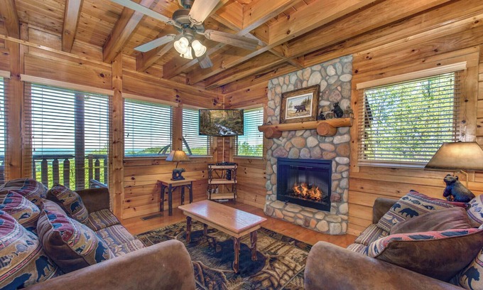 Gatlinburg - Pigeon Forge Complejo | Come stay at A Smoky Mountain Hide-A-Way for amazing views!