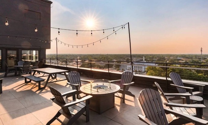 Central Business District Apartamento | Come stay at our Horizon Hideaway. A modern downtown studio.