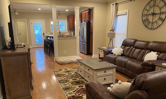 Huntsville Casa | Come Stay in a Five Star House. Pet Friendly with no Pet Fee