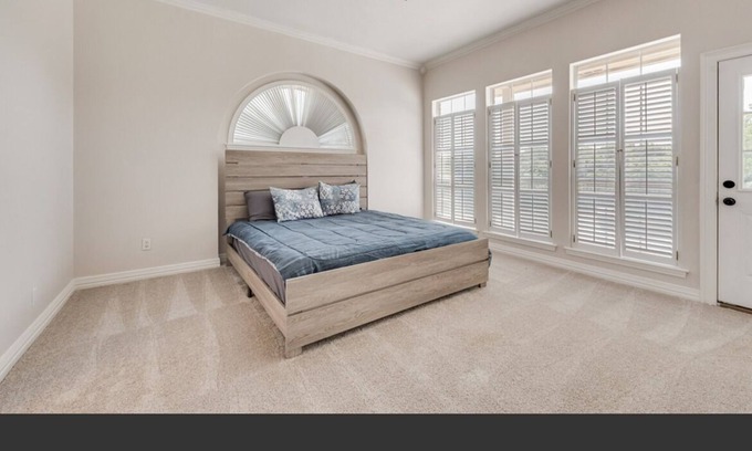 Fort Worth Casa | Come Take a Splash at Updated Beautiful Home!