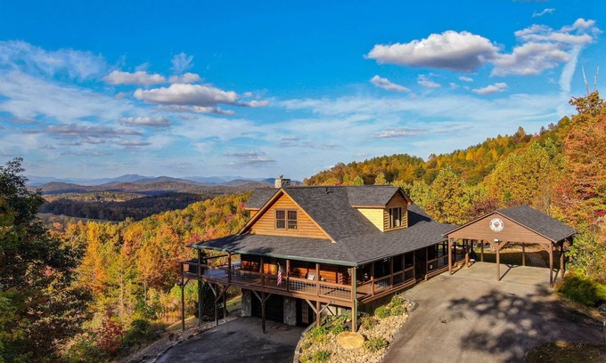 Vein Mountain Casa | Come To Escape - Stunning home with game room, hot tub, pet friendly!
