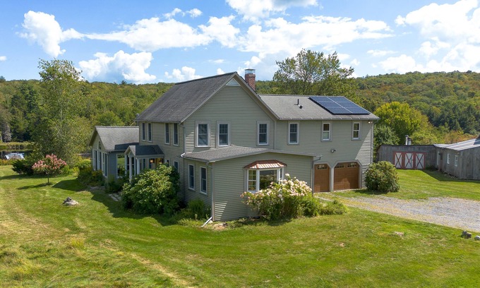 Sand Lake Otro | Come to our lake house, pick apples, kayak & enjoy the fall foliage.