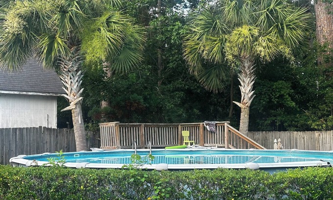 Wilmington Casa | Come to relax at Casa Rodea Duran 15 min away from the beach & relax at the pool