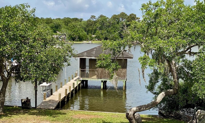 Gulf Shores Casa | Come & unwind at Bama Breeze, a peaceful hideaway on Bon Secour Bay.