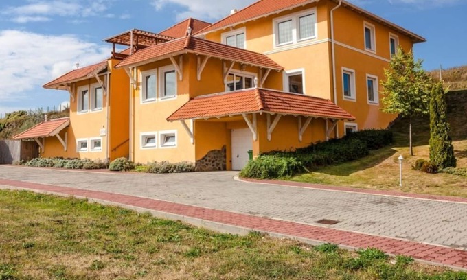 Dunaszentmiklos Apartamento | Comfort 4-person terrace apartment in the holiday park Landal Residence Duna