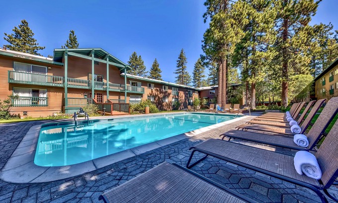 South Lake Tahoe Complejo | Comfort and Convenience! 2 Relaxing Units, Free Breakfast, Pets Allowed