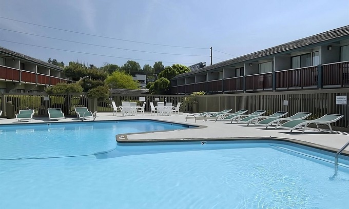 West Bellevue Hotel | Comfort and Convenience at Red Lion Hotel Bellevue! Pool, Pet-Friendly