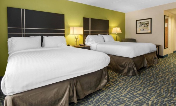 Savannah Casa | Comfort and Convenience! 3 Relaxing Units, Outdoor Pool, Free Parking