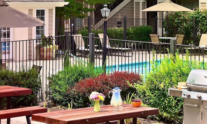 White Station Casa | Comfort and Convenience! Parking, Pets Allowed, Near Memphis Zoo!