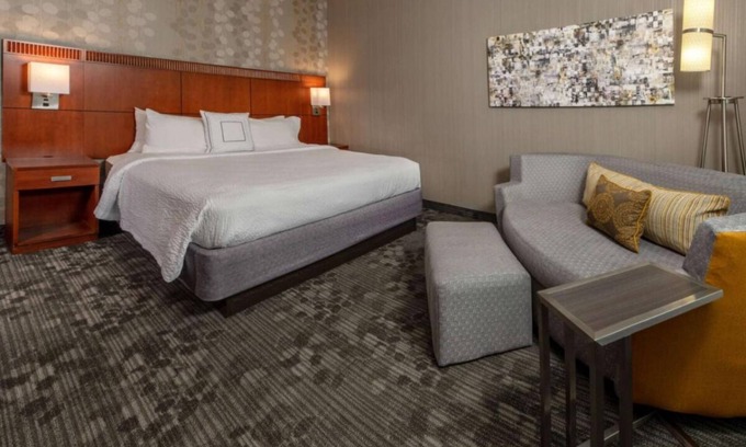 Newark Complejo | Comfort and Convenience! Free Onsite Parking, Pets Allowed, Free Pool
