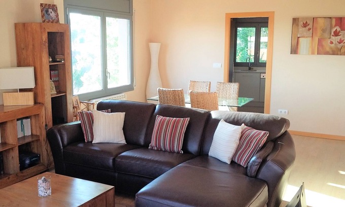 Palau-Saverdera Apartamento | Confort y Excelentes Vistas en la Costa Brava
