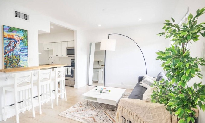 Bay Harbor Islands Apartamento | Comfort and Style 2 Bed 1 bath 2 min to the Beach!