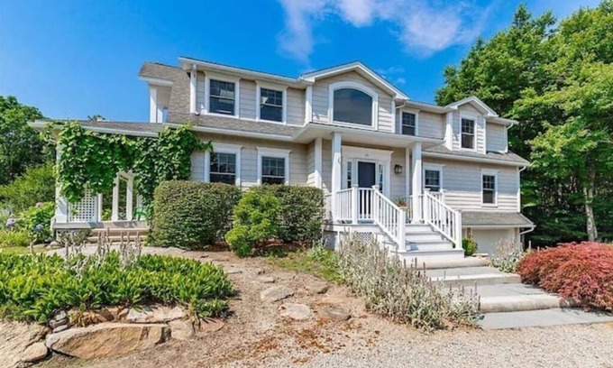 Little Compton Casa | Comfort, Beauty, and the Little Compton Beach!