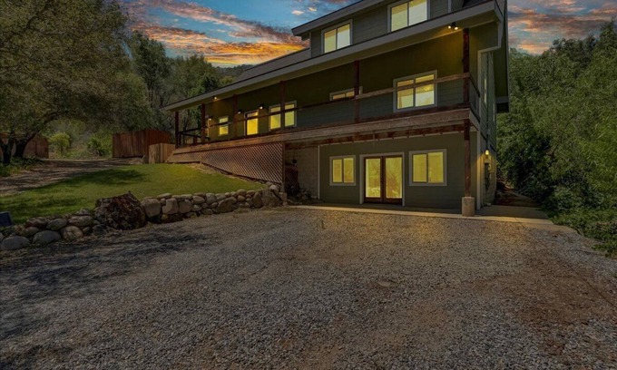 Kaweah Casa | Private Luxe Stay - Family Ready - Sleeps 14! WiFi, AC, BBQ