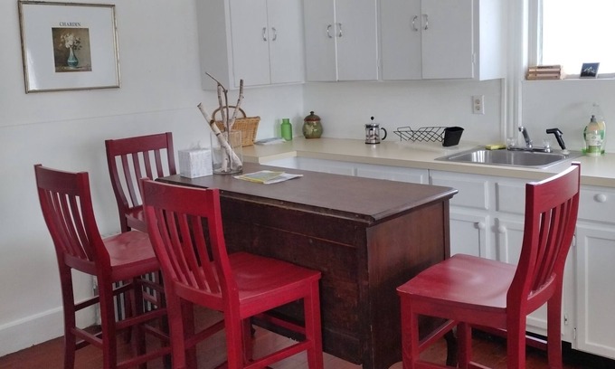 Upper Village Apartamento | Comfort in the heart of the North country! Close to town, trails, restaurants.
