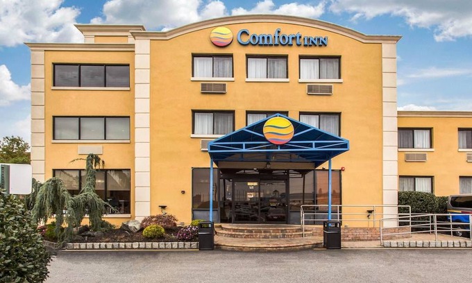 Edgewater Hotel | Comfort Inn Edgewater on Hudson River