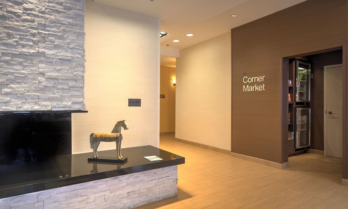Ashwaubenon Hotel | Comfort Inn & Suites Green Bay Stadium Area