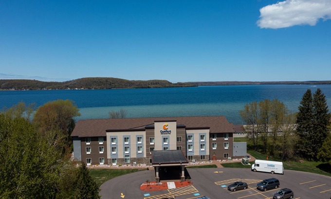 Munising Hotel | Comfort Inn & Suites Munising-Lakefront