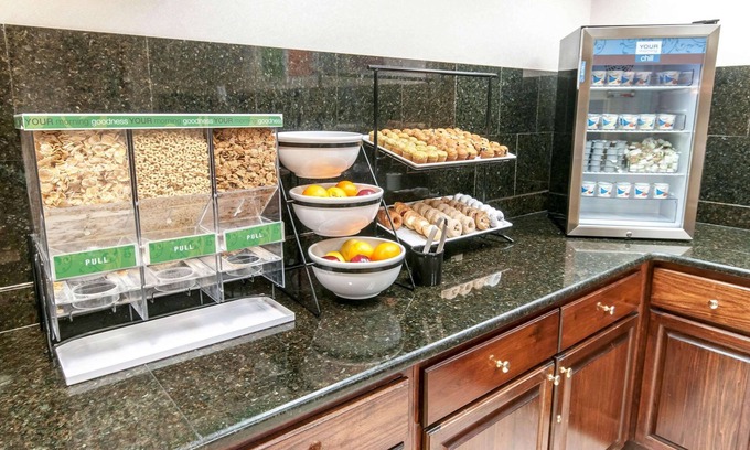 Pocono Summit Hotel | Comfort Inn & Suites Near Pocono Mountains