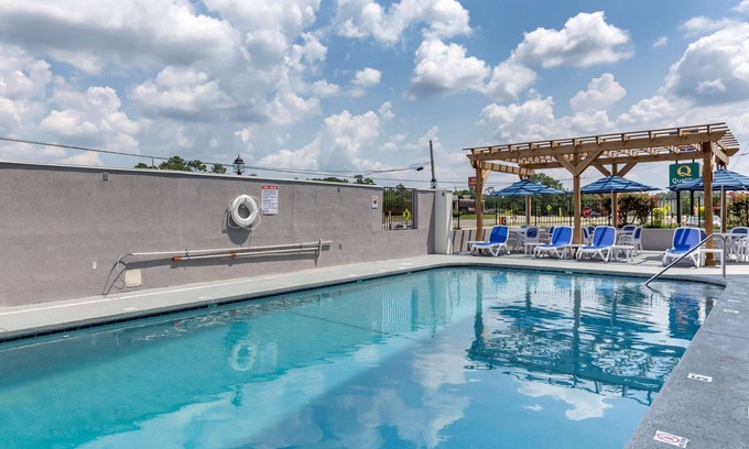 Pine Forest Hotel | Comfort Inn & Suites Spring Lake - Fayetteville near Fort Bragg