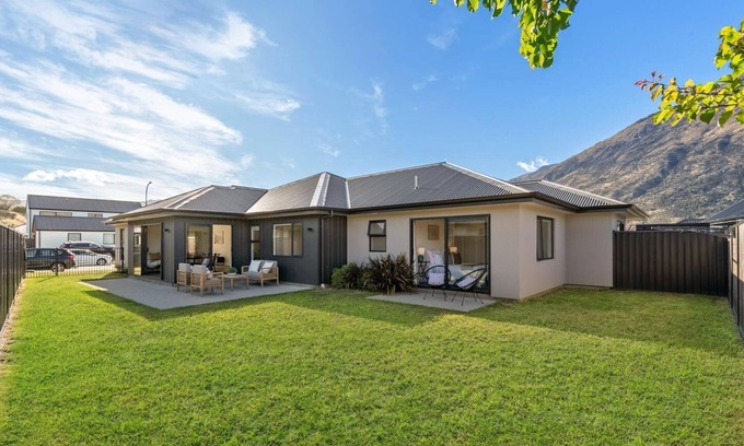 Lower Shotover Casa | Comfort Meets Convenience | Family Home on Headley