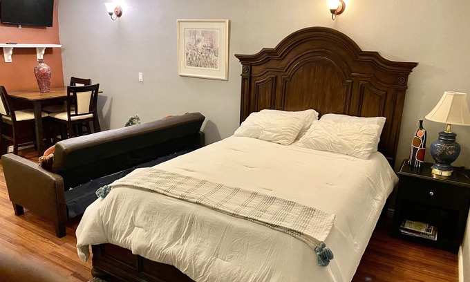 Aurora Casa | Estudio de sótano recientemente terminado actualizado