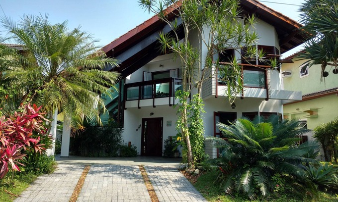 Vista Linda Casa | ¡Comodidad, seguridad y mucho ocio! Casa con piscina - Cond. Hanga Roa - Bertioga