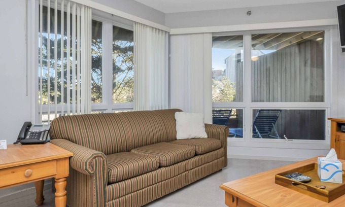Napeague Apartamento | Comfort Studio Apt w/ Queen Bed & Private Balcony