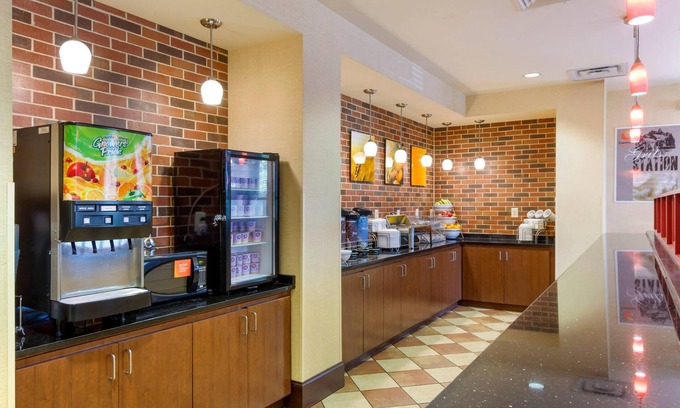 West Ashley Hotel | Comfort Suites Charleston West Ashley