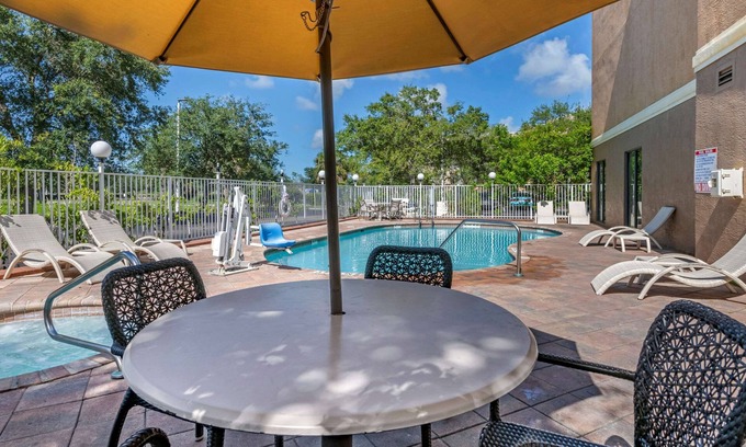 Fort Pierce Hotel | Comfort Suites Fort Pierce I-95