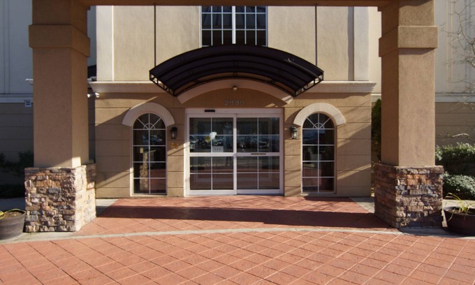 Monmouth Junction Hotel | Comfort Suites Near University