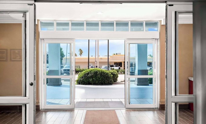 Little Woods Hotel | Comfort Suites New Orleans East