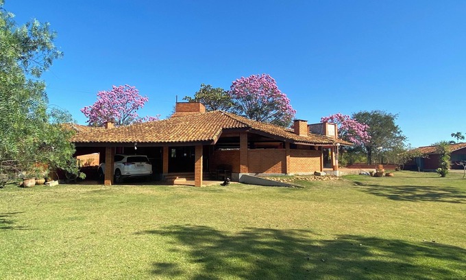 Chapada dos Guimaraes Cabaña | Comfortable country house, parking, garden, SPA, football, 2km from the center.