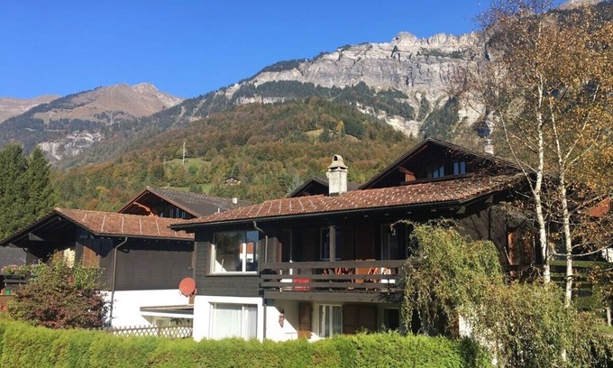 Schwanden bei Brienz Apartamento | Comfortable vacation apartment, south-facing with sunny terrace and garden