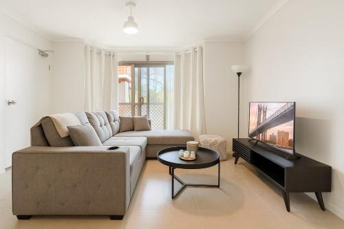 St. Lucia Apartamento | Comfortable 1BR near UQ, River Walks & Pool