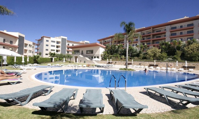 Albardeira Casa | Comfortable 2 Bedroom Apartment w/ WiFi + A/C+ Pool ,15 min Walk to Beach &Town