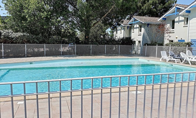 Le Verdon-sur-Mer Casa | Comfortable 2-bedroom house with terrace close to beaches