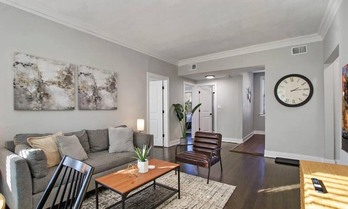 East Albany Park Apartamento | Comfortable 2BR Chicago Apt - Sunnyside 2F