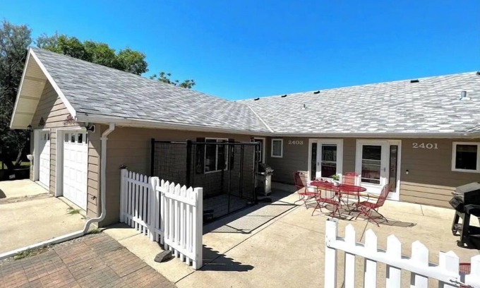Pierre Casa | Comfortable 3 bed/3 bath/garage overlooking Pierre