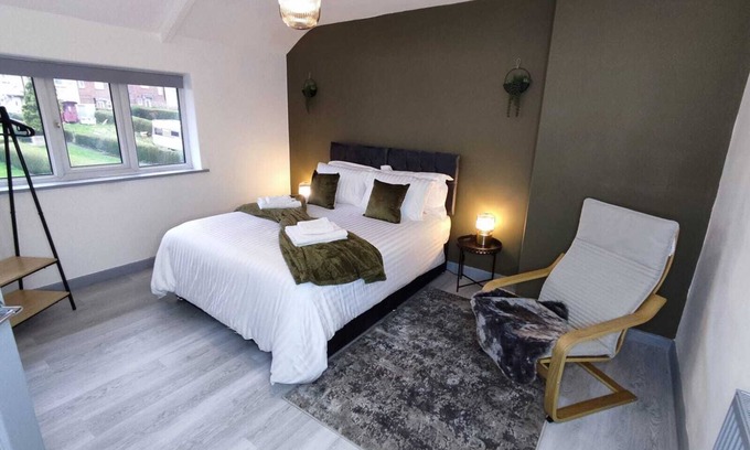 Chapeltown Casa | Comfortable 3-Bedroom Leeds Beach House - Ideal for Work Stays with Parking