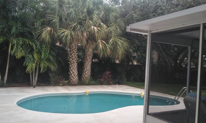 Vero Beach Casa | Comfortable 3 bedroom 3 bath beach house .pool..3 minute walk to beach.