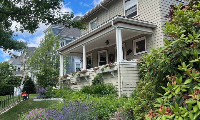West Roxbury Casa | Comfortable 4-bedroom house 20 minute drive to the Boston Commons.