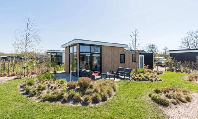 Burgh-Haamstede Casa | Comfortable 4-person chalet with living room with sofa and 2 lovely armchairs, air conditioning, 2 b